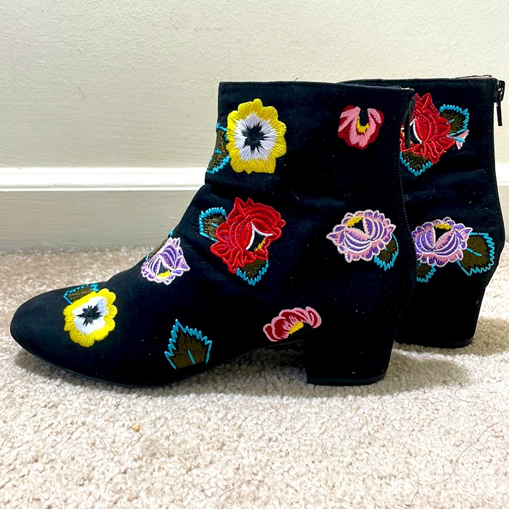 Betsey Johnson Black Floral Embroidered Suede Boots Size 6.5 M